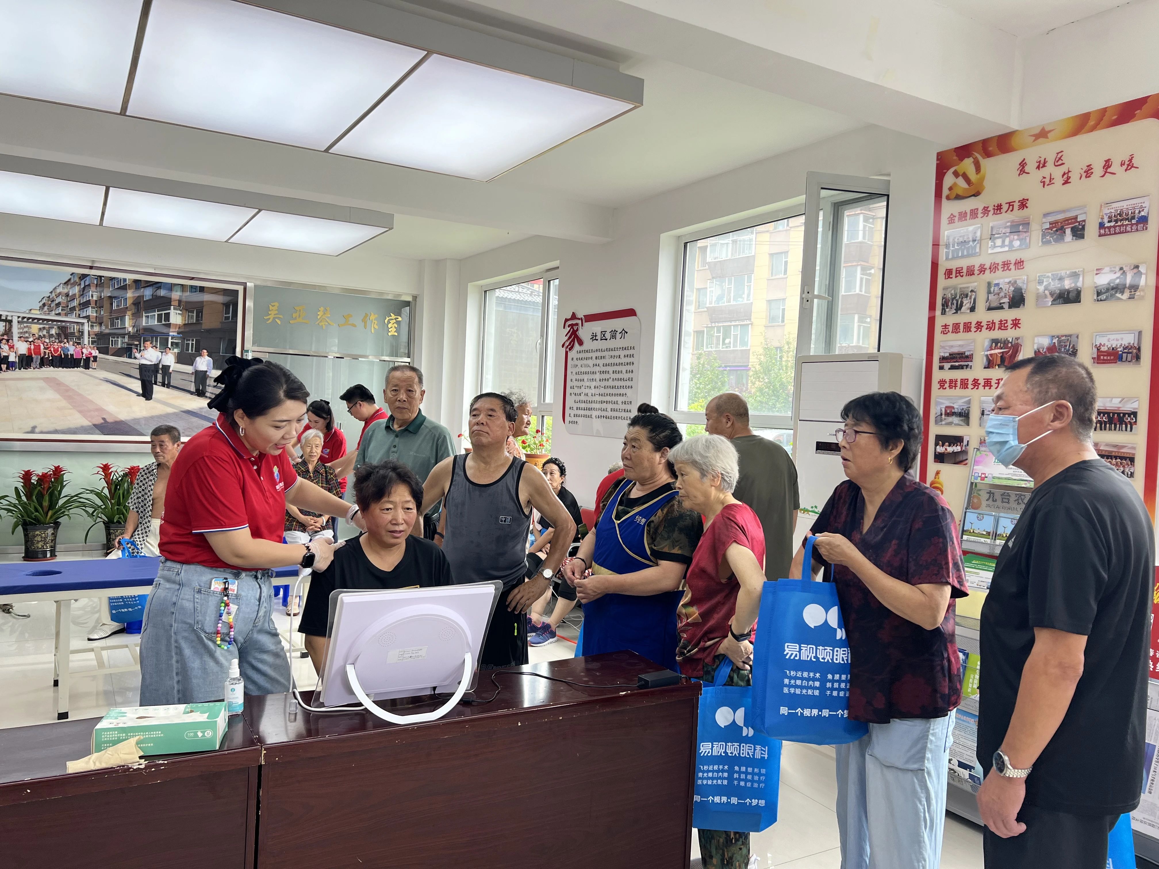 国吉控股与团山街道共庆八一，携手开展科技养生体验志愿服务活动。